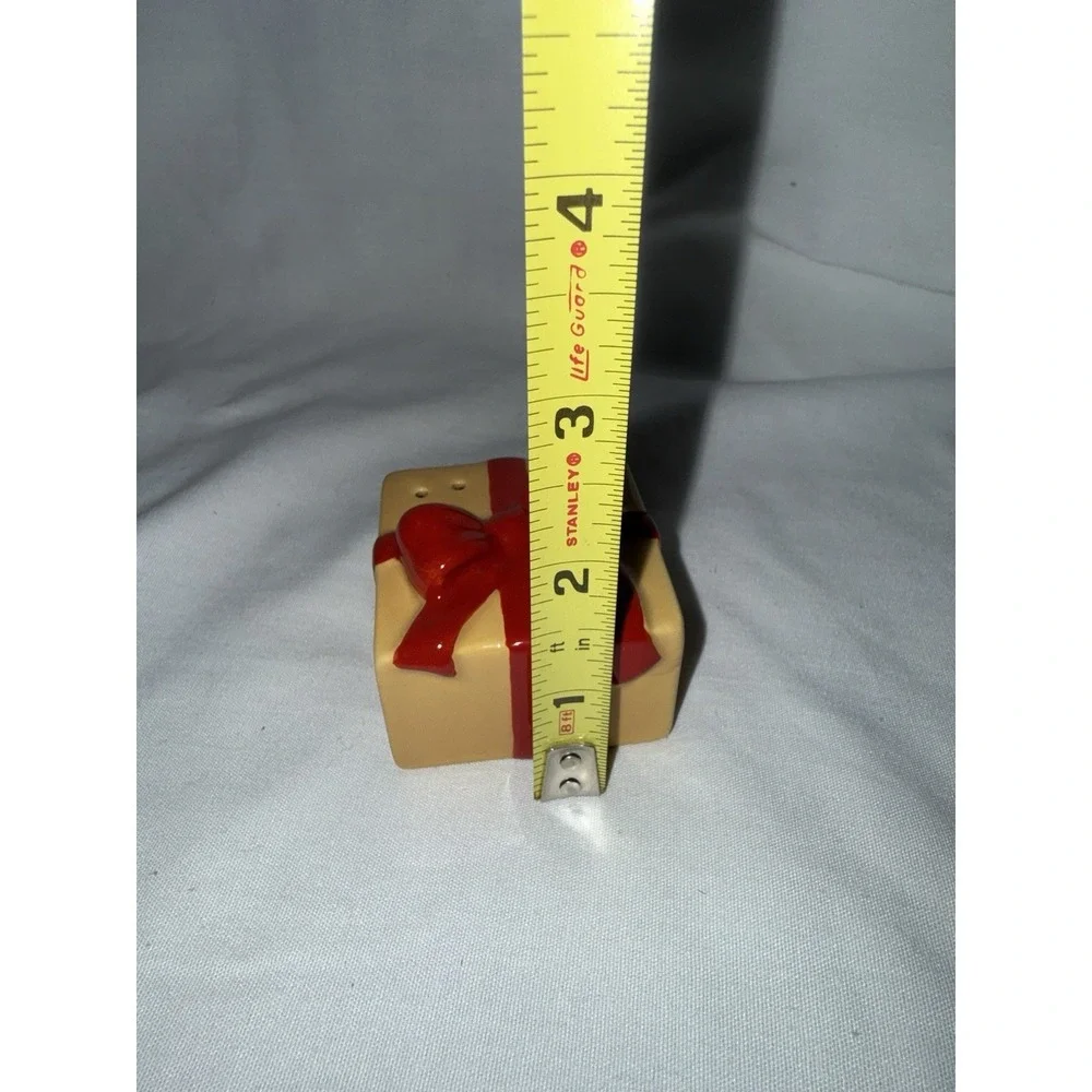 Hallmark Salt‎ and Pepper Shakers Ceramic Christmas Presents Wrapped Gift Boxes